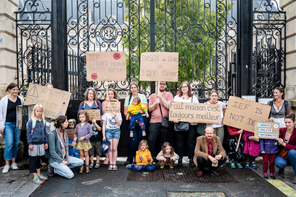 Des familles devant le rectorat pour défendre l'école à la maison